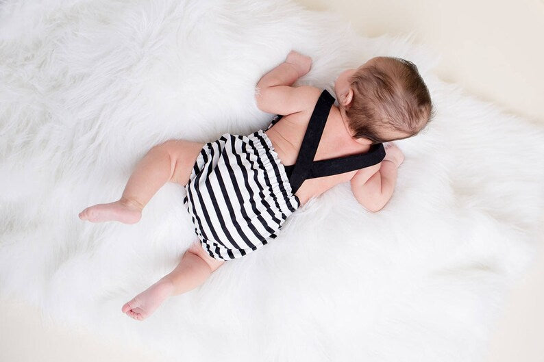Mameluco de bebé de rayas blancas y negras